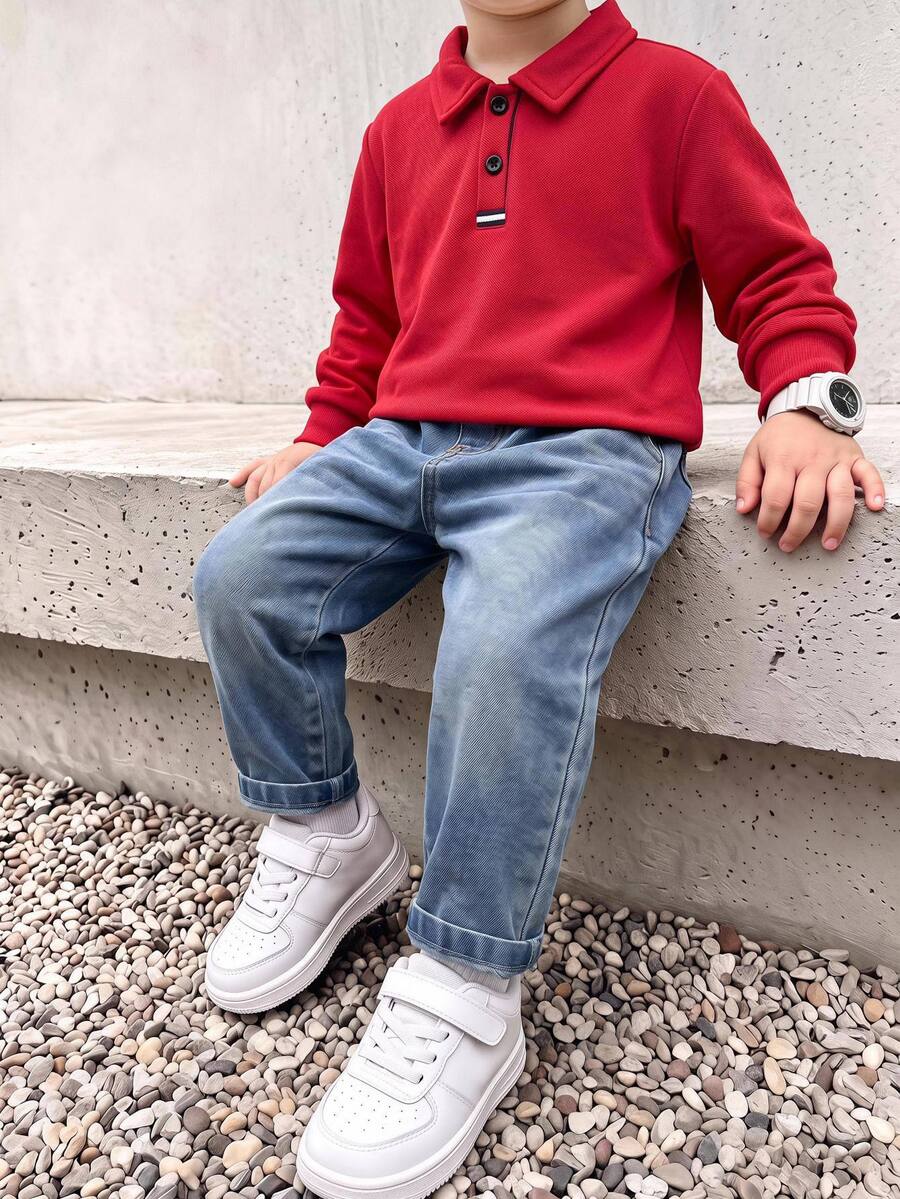 SHEIN 2件組男孩秋冬休閒紅色 Polo 運動衫與牛仔褲套裝,紅色穿搭,聖誕套裝,運動衫套裝,Polo 套裝,男孩套裝,秋冬套裝 - 彩色 - 查看 1