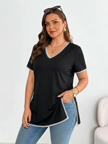 SHEIN Essnce 休閒度假風貝殼花卉工藝黑色布料大尺碼V領下擺開衩短袖T恤，適合夏季黑色上衣約會派對 - 黑色 - 查看 4
