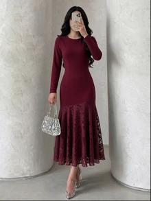 Modelyn Gaun Muslim Panjang Model Duyung Berkerah Bulat Lengan Panjang Warna Burgundy dengan Detail Renda Kontras dan Potongan Pas Badan - Burgundy - View 4