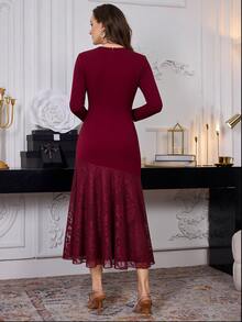 Modelyn Gaun Muslim Panjang Model Duyung Berkerah Bulat Lengan Panjang Warna Burgundy dengan Detail Renda Kontras dan Potongan Pas Badan - Burgundy - View 3