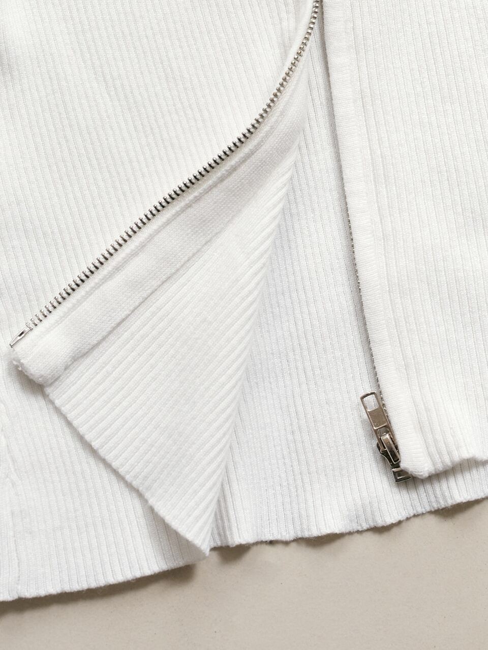 MOTF WOMEN'S CASUAL WHITE RIBBED KNIT ZIPPER COLLAR REGULAR LENGTH SWEATER WITH EXTRA LONG SLEEVES