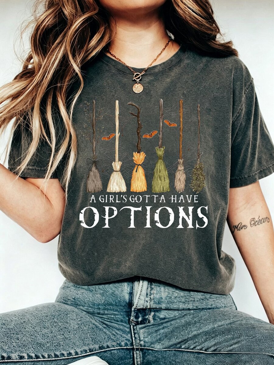 EMERY ROSE 大尺碼女款萬聖節女巫掃帚「A Girl's Gotta Have Options」圖案短袖T恤,復古水洗圓領休閒寬鬆上衣 - 深灰色 - 查看 1