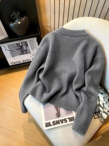GlowEve CURVE Cardigan Rajut Lengan Panjang Leher Bulat Kancing Bordir Buatan Tangan Warna Kontras Serbaguna Elegan untuk Wanita Ukuran Plus, Motif Bunga Putih untuk Musim Gugur dan Musim Dingin - Grey - View 2