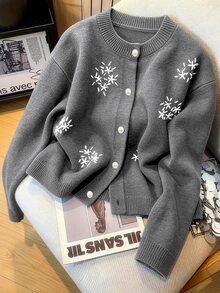 GlowEve CURVE Cardigan Rajut Lengan Panjang Leher Bulat Kancing Bordir Buatan Tangan Warna Kontras Serbaguna Elegan untuk Wanita Ukuran Plus, Motif Bunga Putih untuk Musim Gugur dan Musim Dingin - Grey - View 9
