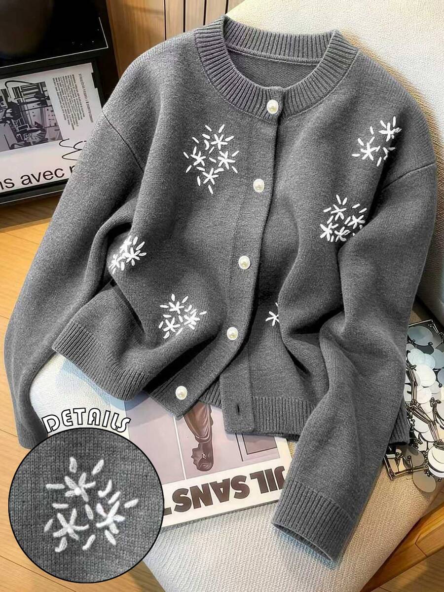 GlowEve CURVE Cardigan Rajut Lengan Panjang Leher Bulat Kancing Bordir Buatan Tangan Warna Kontras Serbaguna Elegan untuk Wanita Ukuran Plus, Motif Bunga Putih untuk Musim Gugur dan Musim Dingin - Grey - View 1