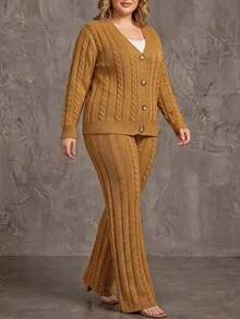 Linhara CURVE 大尺碼女款秋冬加厚針織休閒兩件套，長袖落肩寬鬆麻花針織開襟外套（鈕扣開合）搭配直筒休閒長褲，日常毛衣套裝 - 駝色 - 查看 6