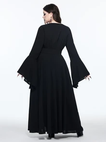ROMWE Goth فستان نسائي مقاس كبير بأسلوب قوطي مطرز بنقشة مفرغة وياقة V عميقة وأكتاف مكشوفة وفتحة جانبية عالية وأكمام جرس - الأسود - مشاهدة 3