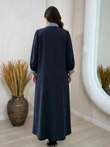 Al Najma 大尺碼秋冬長版襯衫洋裝，海軍藍主色搭配格紋對比拼接設計，經典翻領、門襟與袖口飾細格紋布料拼接，長袖寬鬆舒適，全開襟鈕扣設計，兩側附抽繩裝飾大口袋，兼具美感與實用，寬鬆A字版型運動衫洋裝 - 藏蓝色 - 查看 2