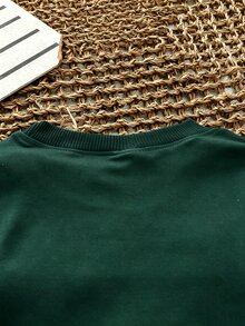 SHEIN 2件組小男孩休閒運動學院風街頭可愛酷感翅膀圖案三色條紋衛衣+長褲，適合日常穿著、上學、旅行、運動，春秋季穿著，為男孩提供多種搭配選擇，增加服裝組合多樣性，整體設計簡約優雅，舒適時尚，穿著此衛衣套裝讓男孩感到舒適並展現休閒時尚形象，是男孩衣櫥中實用且時尚的童裝組合 - 綠色 - 查看 7