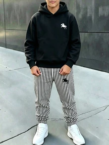 青少年男孩休閒舒適時尚極簡馬騎手圖標連帽衫與條紋運動長褲套裝，適合外出與運動，秋冬款 - 彩色 - 查看 1