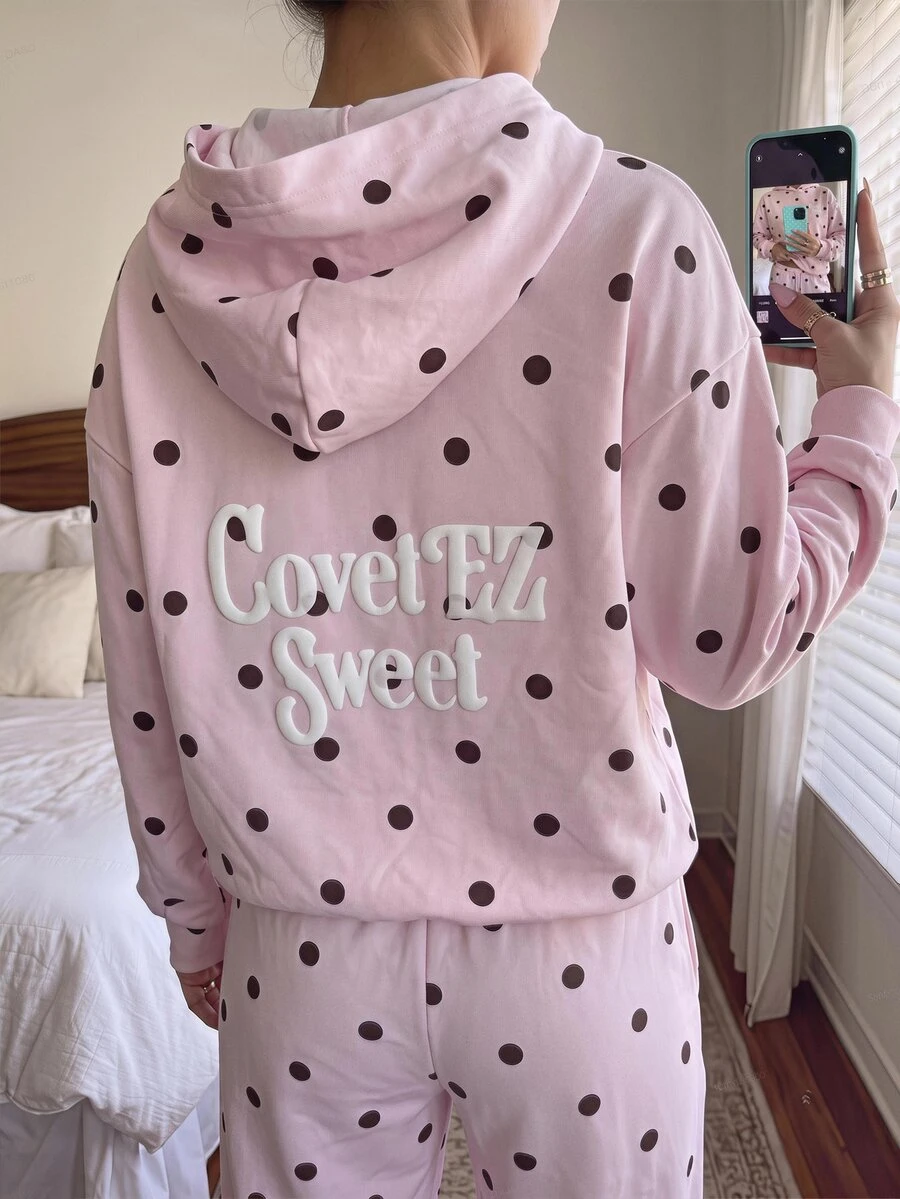 CovetEZ 3D 泡棉品牌標語波點印花大尺寸休閒連帽衫，秋季上衣，聖誕節、新年、感恩節、日常穿搭，粉色與黑色波點 - 粉色 - 查看 1