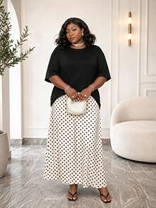 CurvyTilda 大尺碼女款兩件套黑色大尺碼T恤 & 米色圓點長裙 – 休閒時尚夏季套裝 - 黑與白 - 查看 3