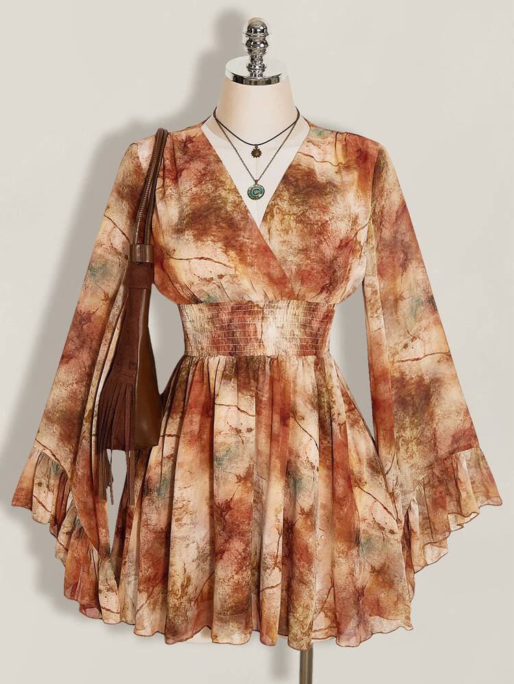 SHEIN ICON Vestido mini de moda para mujer con estampado tie-dye, cuello en V superpuesto y mangas acampanadas - Multicolor - Añade 6