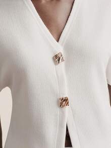 Briarwyn Set Kasual Wanita Warna Polos Terbaru, Atasan Lengan Pendek Desain Minimalis dengan Detail Kancing Logam, Celana Kasual Potongan Lurus dengan Tali Serut - Putih - View 13