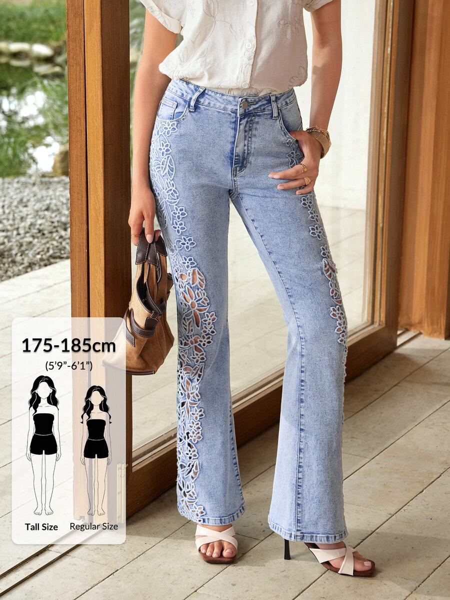 SHEIN Tall بنطلون جينز نسائي كاجوال يومي بقصة ساق واسعة مع جيب وزر ونقشة تطريز زهور وتصميم مفرغ - الأزرق - مشاهدة 1