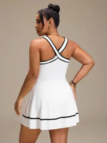 SHEIN Unity Set Pakaian Olahraga Wanita Ukuran Plus: Gaun Lipit Bergaris Silang Warna Blok dan Celana Pendek Saku - Hitam dan Putih - View 2