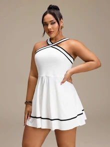 SHEIN Unity Set Pakaian Olahraga Wanita Ukuran Plus: Gaun Lipit Bergaris Silang Warna Blok dan Celana Pendek Saku - Hitam dan Putih - View 4