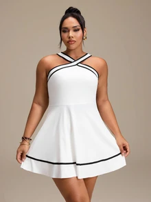 SHEIN Unity Set Pakaian Olahraga Wanita Ukuran Plus: Gaun Lipit Bergaris Silang Warna Blok dan Celana Pendek Saku - Hitam dan Putih - View 3