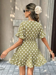 Pariaura 女款春夏法式優雅浪漫復古繫帶V領短袖收腰荷葉邊下擺短洋裝 橄欖綠 早午餐度假風 - 綠色 - 查看 2