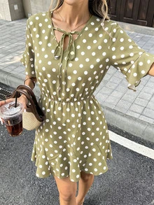 Pariaura 女款春夏法式優雅浪漫復古繫帶V領短袖收腰荷葉邊下擺短洋裝 橄欖綠 早午餐度假風 - 綠色 - 查看 4