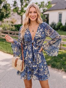 Coeurva 女款夏秋度假浪漫優雅花卉印花V領極簡舒適迷你洋裝，柔軟彈性面料，度假洋裝，音樂節穿搭，藍色洋裝，海灘度假穿搭，修身顯瘦 - 藍色 - 查看 4
