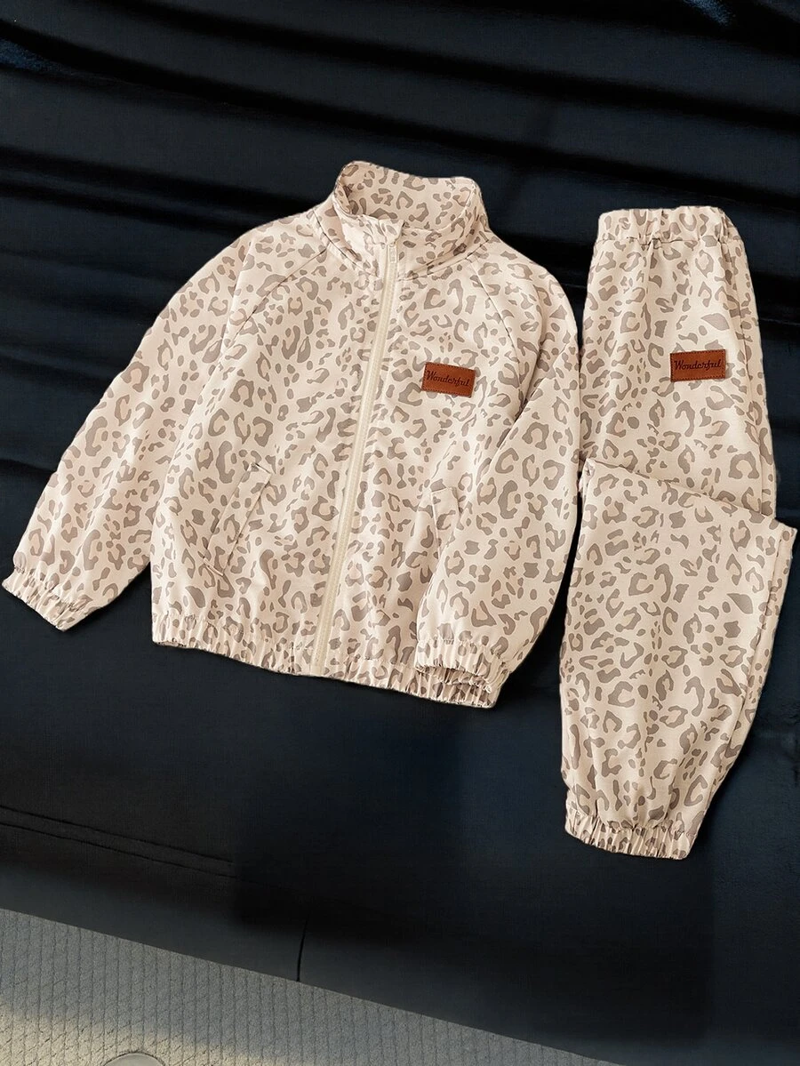SHEIN Elladie kids 女童淺色豹紋立領拉鍊開襟 2 件套，豹紋立領拉鍊開襟針織外套配落肩長袖、彈性袖口與下擺，搭配豹紋收口長褲，適合春秋日常穿著、上學、超市購物、近郊出遊、拍照與觀光