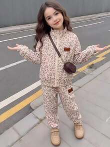 SHEIN Elladie kids 女童淺色豹紋立領拉鍊開襟 2 件套，豹紋立領拉鍊開襟針織外套配落肩長袖、彈性袖口與下擺，搭配豹紋收口長褲，適合春秋日常穿著、上學、超市購物、近郊出遊、拍照與觀光 - 卡其色 - 查看 5