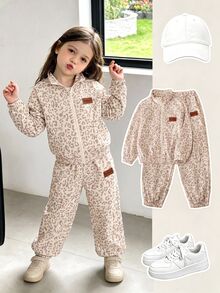 SHEIN Elladie kids 女童淺色豹紋立領拉鍊開襟 2 件套，豹紋立領拉鍊開襟針織外套配落肩長袖、彈性袖口與下擺，搭配豹紋收口長褲，適合春秋日常穿著、上學、超市購物、近郊出遊、拍照與觀光 - 卡其色 - 查看 4