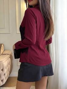 Modelyn 黑白設計蕾絲拼接襯衫領長袖修身女款時尚百搭優雅上衣 - 酒紅色 - 查看 5