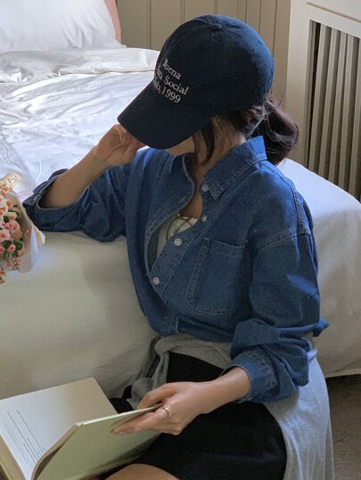 DAZY Atasan Denim Lengan Panjang Longgar Berkerah dengan Saku Warna Biru Muda, Musim Semi/Panas/Gugur