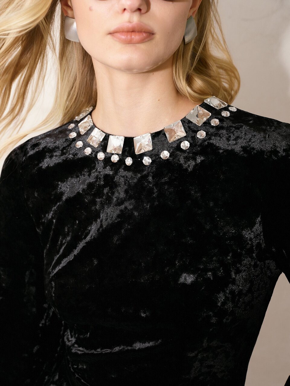 MOTF ELEGANT VELVET HAND-STITCHED RHINESTONE CHAIN SHORT DRESS