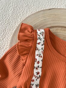 SHEIN Playful Pals قطعتان من ملابس الأطفال البنات الرومبير والجوارب، لطيفة وحلوة، بني صدأ، زهور، فيونكة، كشكشة، مضلع، أكمام طويلة متطايرة، رقبة دائرية، عادية، حفلة، خريف، عيد الميلاد، عطلة، ريترو - بني - مشاهدة 5