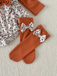 SHEIN Playful Pals قطعتان من ملابس الأطفال البنات الرومبير والجوارب، لطيفة وحلوة، بني صدأ، زهور، فيونكة، كشكشة، مضلع، أكمام طويلة متطايرة، رقبة دائرية، عادية، حفلة، خريف، عيد الميلاد، عطلة، ريترو - بني - مشاهدة 12