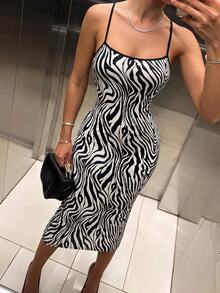 SHEIN SXY Gaun Bodycon Tanpa Punggung dengan Detail Silang Polos untuk Konser - Hitam dan Putih - View 8