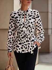 SHEIN بلوزة نسائية كاجوال برقبة دائرية مطوية بأزرار وفيونكة وطبعة نمر أنيقة بطراز ريترو للخريف، ملابس خريفية للبرانش/العمل/العطلات/الخروج - متعدد الألوان - مشاهدة 1