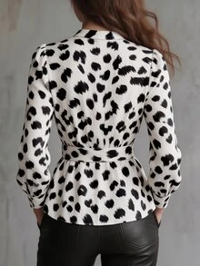 SHEIN بلوزة نسائية كاجوال برقبة دائرية مطوية بأزرار وفيونكة وطبعة نمر أنيقة بطراز ريترو للخريف، ملابس خريفية للبرانش/العمل/العطلات/الخروج - متعدد الألوان - مشاهدة 2