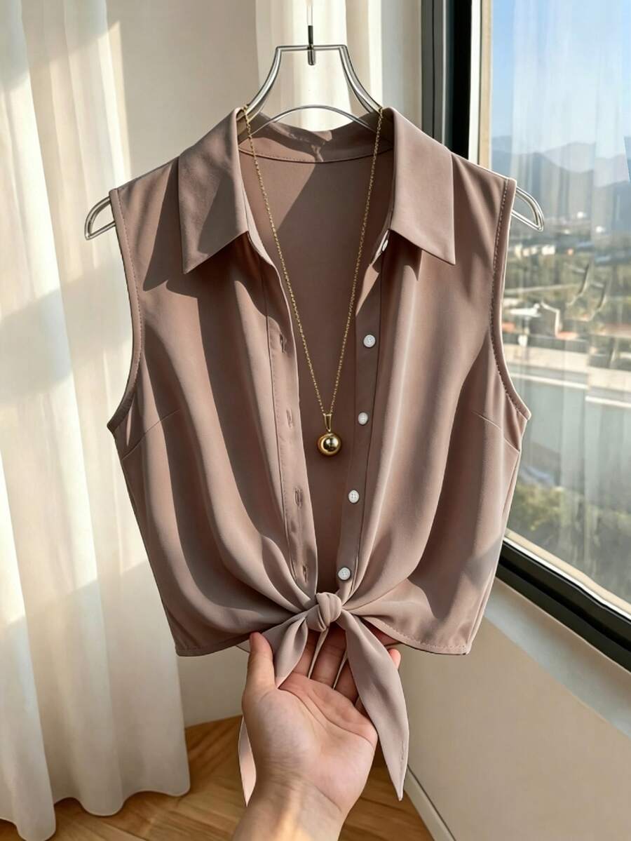 Franclia 女款春夏新款優雅法式極簡白色領口無袖襯衫-單排扣下擺綁帶設計,輕盈透氣修身襯衫 - 卡其色 - 查看 1