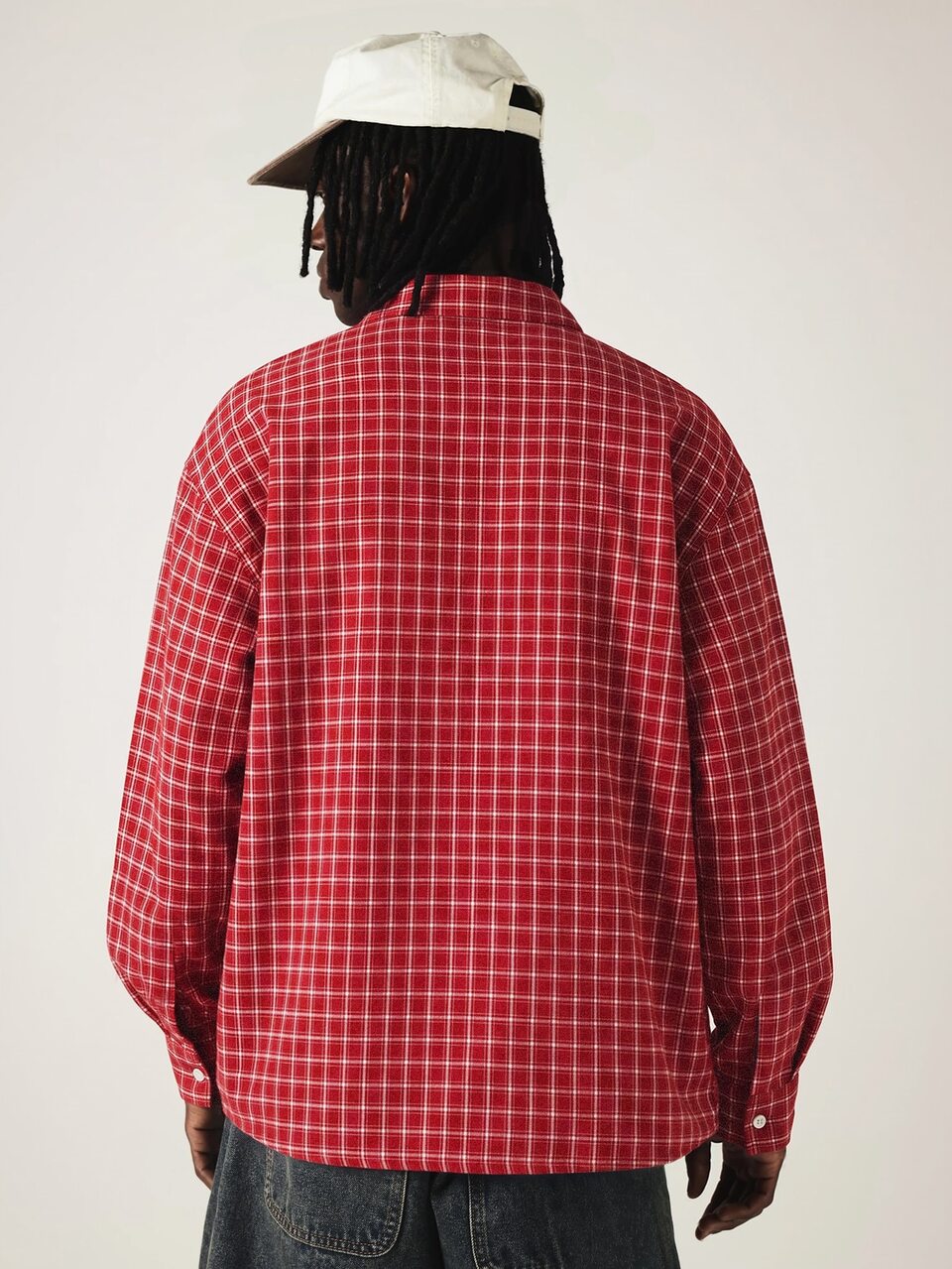 Camisa de manga larga con botones delanteros, cuello y bolsillo en el pecho con detalle de logotipo bordado en cuadros rojos