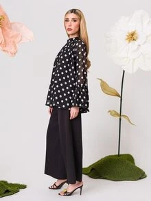 PRISCILA ESCOTO PRISCILA ESCOTO 女士长袖衬衫，宽袖荷叶边和蕾丝细节，优雅、复古、浪漫的刺绣细节，波点宽袖荷叶边衬衫，秋冬女装，秋季上衣，女士商务休闲装。 - 黑與白 - 查看 6
