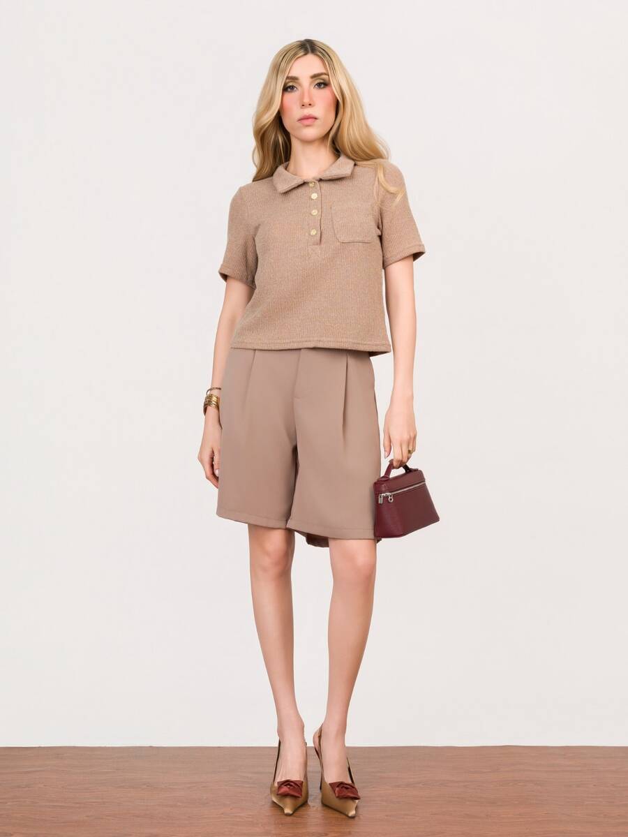 PRISCILA ESCOTO PRISCILA ESCOTO 女士修身 Polo 领金属纽扣装饰短袖 T 恤，夏季 - 卡其色 - 查看 1