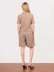 PRISCILA ESCOTO PRISCILA ESCOTO 女士修身 Polo 领金属纽扣装饰短袖 T 恤，夏季 - 卡其色 - 查看 2
