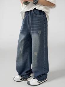 SHEIN Casuvi Kids Denimly Tween 男童宽松直筒牛仔裤。学院风休闲日常复古街头时尚推荐。复古水洗深蓝色个性风。搭配后袋，尽显街头酷感。宽松舒适。适合外出、休闲、校园日常穿着。衣橱必备的经典百搭时尚单品 - 深色水洗藍 - 查看 8