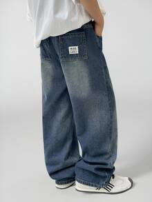 SHEIN Casuvi Kids Denimly Tween 男童宽松直筒牛仔裤。学院风休闲日常复古街头时尚推荐。复古水洗深蓝色个性风。搭配后袋，尽显街头酷感。宽松舒适。适合外出、休闲、校园日常穿着。衣橱必备的经典百搭时尚单品 - 深色水洗藍 - 查看 6
