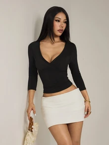 SHEIN PETITE تي شيرت ضيق بياقة V عميقة وأكمام متوسطة للعودة إلى المدرسة في بداية الخريف - الأسود - مشاهدة 5
