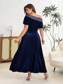 Modelyn Gaun Pesta Elegan Minimalis Warna Polos Beludru Ukuran Besar dengan Bahu Asimetris dan Patchwork Renda untuk Wanita - Biru - View 3