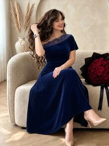 Modelyn Gaun Pesta Elegan Minimalis Warna Polos Beludru Ukuran Besar dengan Bahu Asimetris dan Patchwork Renda untuk Wanita - Biru - View 2