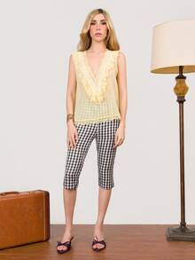 PRISCILA ESCOTO PRISCILA ESCOTO 女款黃色蕾絲拼接深V領荷葉邊無袖上衣，優雅夏季早午餐時尚都市鄉村風，適合街頭派對約會 - 黃色 - 查看 1