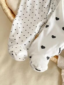 SHEIN 2件組新生女嬰連身衣，可愛愛心與波點印花，時尚對比色搭配鋸齒縫線，休閒舒適長袖連腳連身衣，2件套居家服 - 白色 - 查看 4