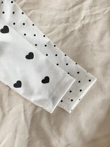 SHEIN 2件組新生女嬰連身衣，可愛愛心與波點印花，時尚對比色搭配鋸齒縫線，休閒舒適長袖連腳連身衣，2件套居家服 - 白色 - 查看 8