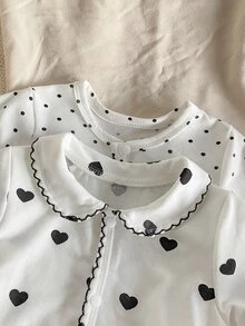 SHEIN 2件組新生女嬰連身衣，可愛愛心與波點印花，時尚對比色搭配鋸齒縫線，休閒舒適長袖連腳連身衣，2件套居家服 - 白色 - 查看 6
